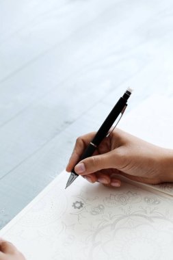 Notlar. Kalem tutan kadın