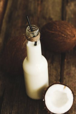 Tahta bir masada hindistan cevizi sütü