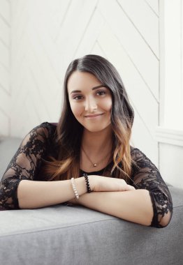 Genç yüzlü güzel kız.