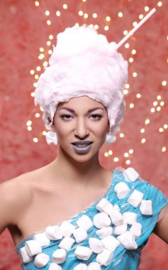 Çok garip. Tuhaf elbiseli kadın.