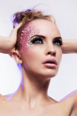 Fantastik Makyaj beyaz zemin üzerine ile güzel bir kadın