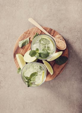 İçelim. Masada mojito kokteyli var.