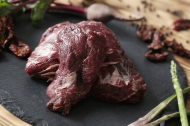 Yemek pişirme, hazırlık. Masada çiğ et var.