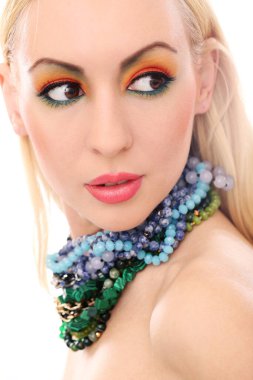 Sarışın ve çok tatlı bir kız. Renkli makyaj yapmış.