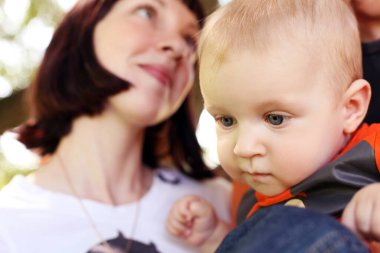 Anne baba ve oğulları parkta takılıyorlar.