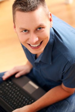 Evdeki yakışıklı genç adamın portresi.