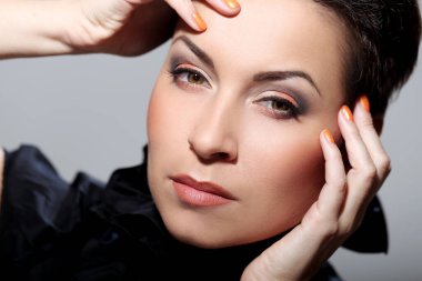 Siyah elbiseli esmer kadın.