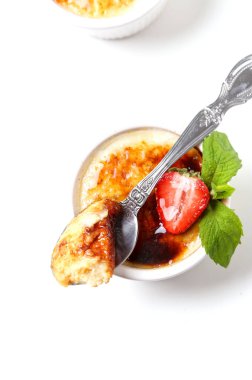 Tatlı. Masada nefis krem brulee