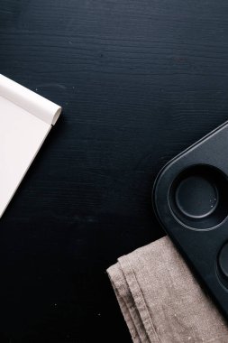 Yemek, mutfak. Mutfak gereçleri masada.