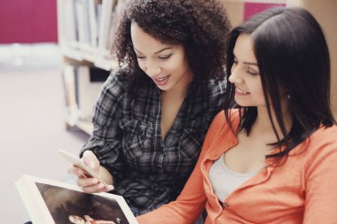 Eğitim, eğitim. Kütüphanedeki Kadınlar