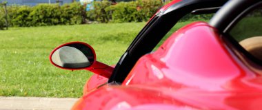 Sokakta kırmızı ferrari araba