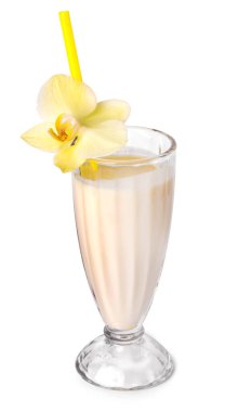 Beyaz arka planda muzlu milkshake.