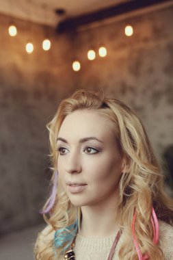 Sarışın, güzel bir kadın.