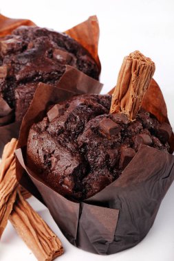 Beyaz arka planda çikolatalı kek.