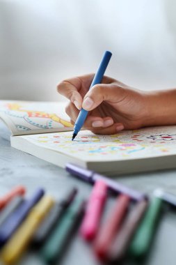 Çizim. Elinde kalem tutan kadın.