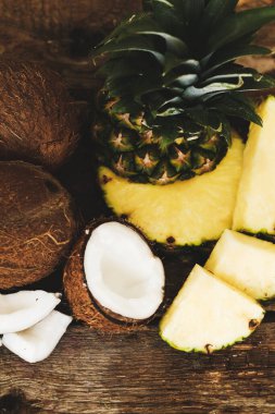 Tahta bir masada hindistan cevizli ananas.
