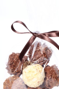 Çikolata şekerlemelerini kapatın. 