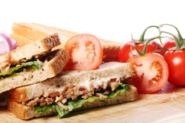 Taze ve lezzetli sandviçler masada.