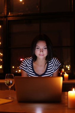 - Harika. Geceleri bilgisayar başında bir kadeh şarap içen bir kadın.