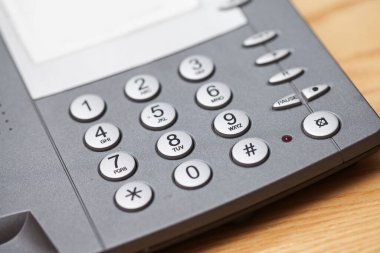 Masadaki ofis telefonunun yakın plan görüntüsü