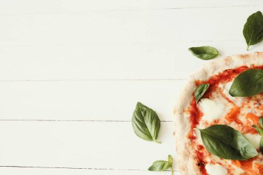 Yiyecekler. Masada pizza var.