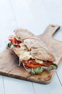 Lezzetli, peynirli uzun sandviç.