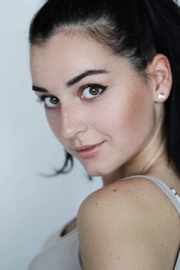 Evdeki tatlı, genç kız.