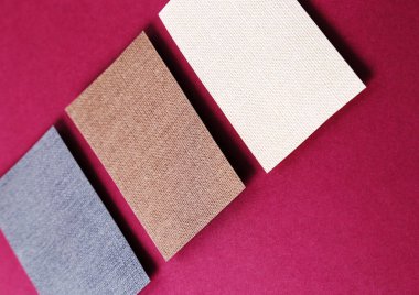 Pembe arka planda kağıt kartlar