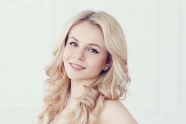 Sarı saçlı güzel bir kadın.