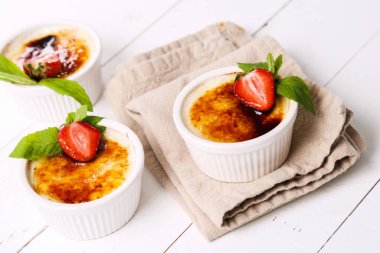 Tatlı. Masada nefis krem brulee