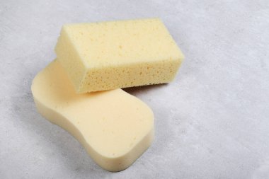 Araba yıkama için sarı sünger.