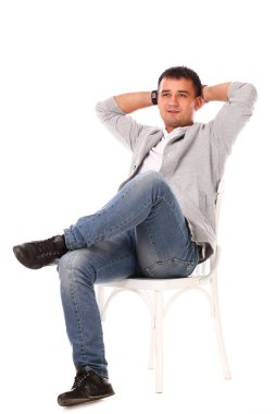 Beyaz arka planda izole edilmiş genç yakışıklı adamın stüdyo portresi.