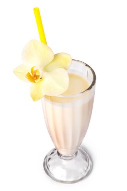 Beyaz arka planda muzlu milkshake.