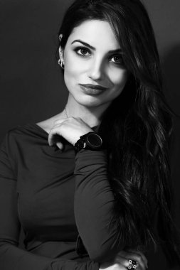 uzun saçlı esmer genç ve güzel bir portresi