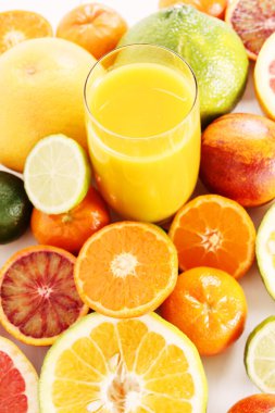 Masada içkisi olan çeşitli narenciye meyveleri.