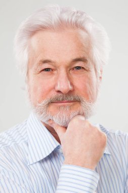 Beyaz arka plan üzerinde izole sakallı yakışıklı yaşlı adam