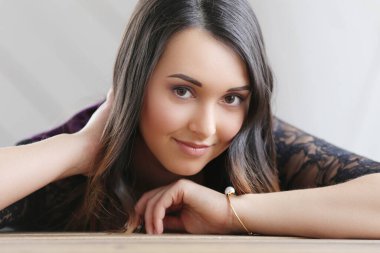 Evde poz veren sevimli esmer kadın.