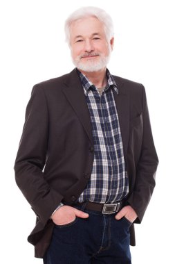Gri sakallı yakışıklı yaşlı adam beyaz arka planda izole edilmiş.