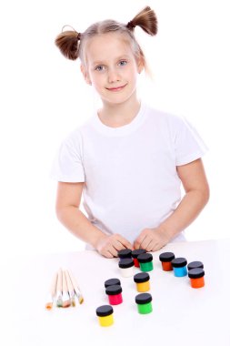 Fırça ve boya çizim kız beyaz zemin üzerine