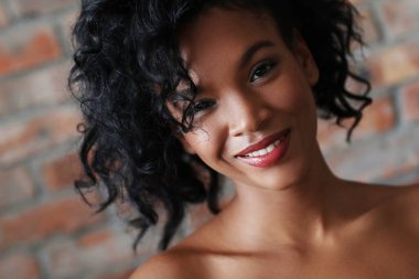 Moda. Kıvırcık saçlı güzel bir kadın.