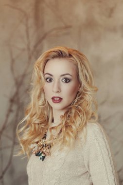 Sarışın, güzel bir kadın.