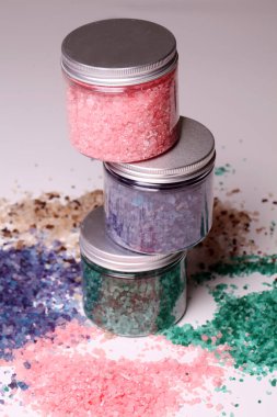 Arka plandaki kutulardaki doğal renkli banyo tuzu.