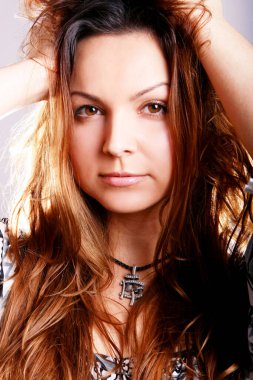 Genç ve güzel bir kadının portresi