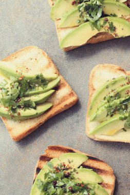Avokado sandviçi masada.