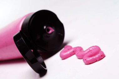 Beyaz arka planda tüpten çıkarılmış