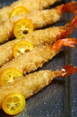 Hepsi portakal soslu deniz tarakları ve çatırdayan kaplan karideslerinden.