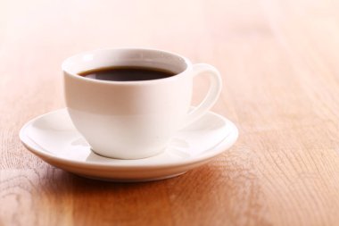 Bir fincan sıcak sade kahve.