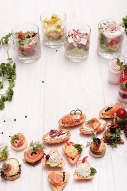 Masada çeşitli atıştırmalıklar var.