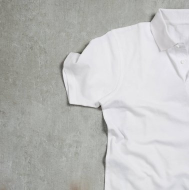 Masadaki beyaz gömlek.