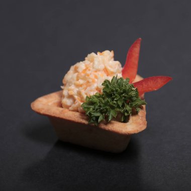 Yiyecekler. Siyah arka planda nefis aperatifler